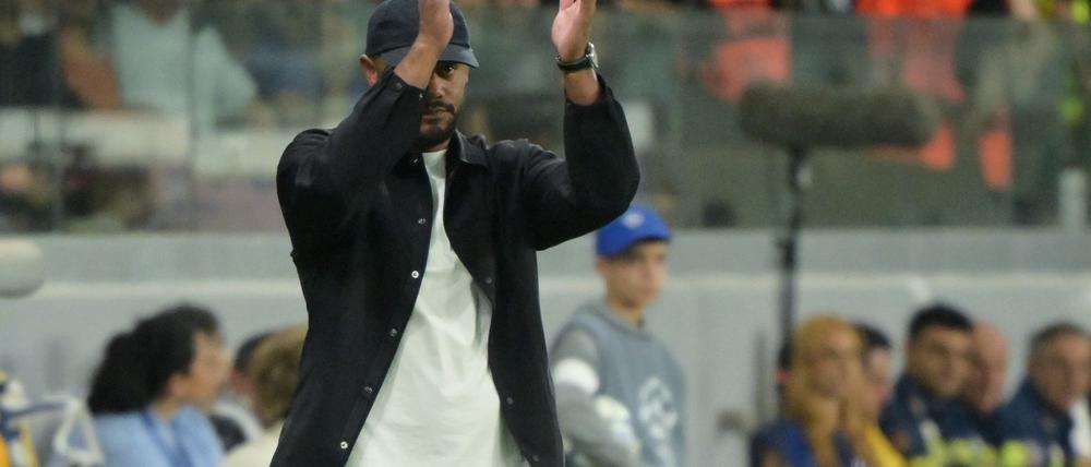 Vincent Kompany applaudiert seiner Mannschaft beim 5:1 gegen Pafos.