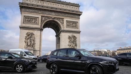 SUVs zahlen in Paris deutlich höhere Parkgebühren. (Archivbild)