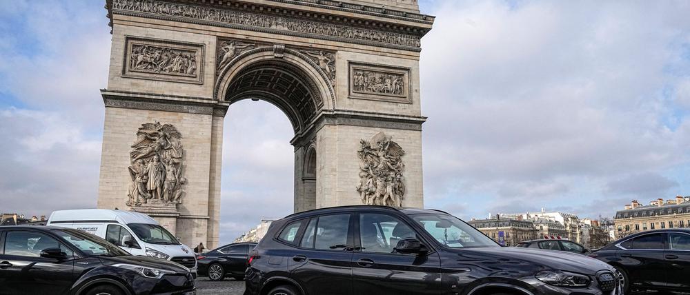 SUVs zahlen in Paris deutlich höhere Parkgebühren. (Archivbild)