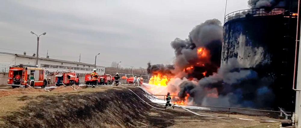 Die Feuerwehr löscht ein in  Brand geratenes Öldepot in Russland. (Archivbild)