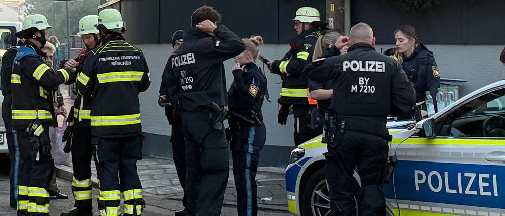 01.10.2025, Bayern, München: Feuerwehr und Polizei sind in München im Einsatz. 