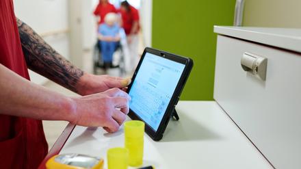 Beim Einstecken der Versichertenkarte am Anmeldetresen erteilen Patienten ein Zugriffsrecht standardmäßig für 90 Tage (Symbolbild).