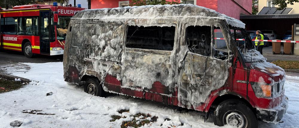 Ein Transporter in der Nähe des brennendes Hauses brannte ebenfalls aus. 