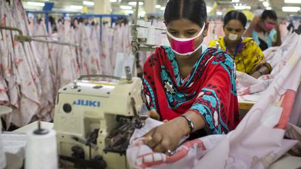 Arbeiterinnen in einer Textilfabrik in Bangladesch. 