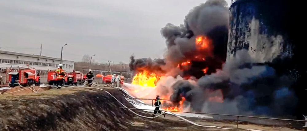 Auf diesem vom Pressedienst des russischen Katastrophenschutzministeriums am Freitag, dem 1. April 2022, veröffentlichten Foto arbeiten Feuerwehrleute an der Brandstelle eines Öldepots.  