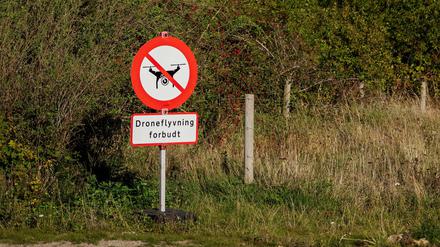 Ein Drohnenflugverbotsschild steht in der Nähe einer dänischen Autobahn. 