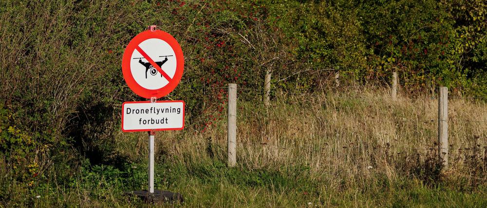 Ein Drohnenflugverbotsschild steht in der Nähe einer dänischen Autobahn. 