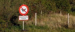 Ein Drohnenflugverbotsschild steht in der Nähe einer dänischen Autobahn. 