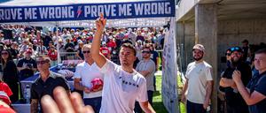 U.S. right-wing activist and commentator Charlie Kirk throws hats to the crowd shortly before he was shot at a Utah Valley University speaking event in Orem, Utah, U.S. September 10, 2025. Trent Nelson/The Salt Lake Tribune via REUTERS.
NO RESALES. NO ARCHIVES. THIS IMAGE HAS BEEN SUPPLIED BY A THIRD PARTY