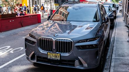 Ein BMW X7 ist im Jahr 2023 auf einer Straße in New York in den USA zu sehen.