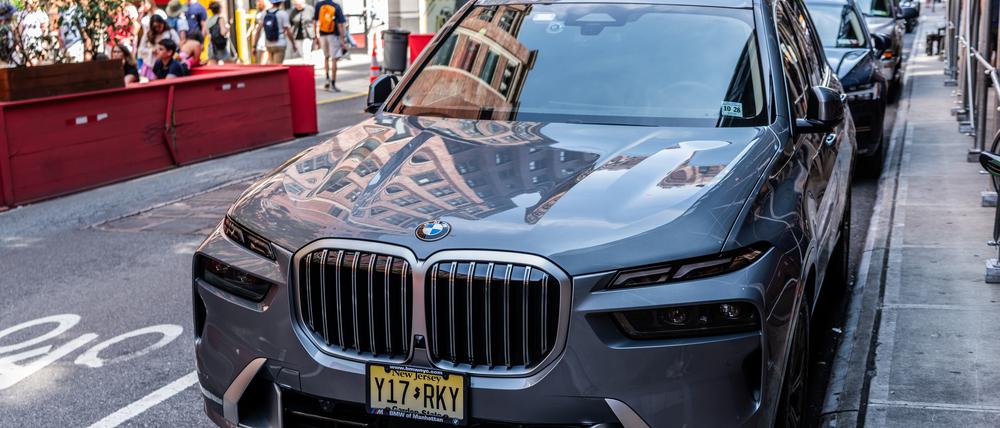 Ein BMW X7 ist im Jahr 2023 auf einer Straße in New York in den USA zu sehen.