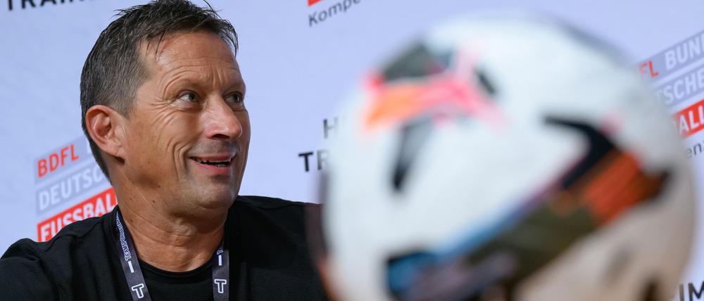 Er arbeitet nun neun Monate als Berater der japanischen Fußball-Liga.