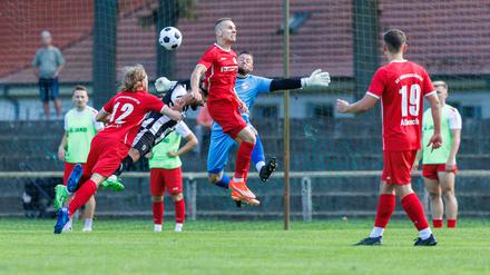 Der SV Siedenbollentin (hier in roten Trikots im Jahr 2024 noch in der Verbandsliga) sorgt in der Nordstaffel der NOFV-Oberliga für Furore.