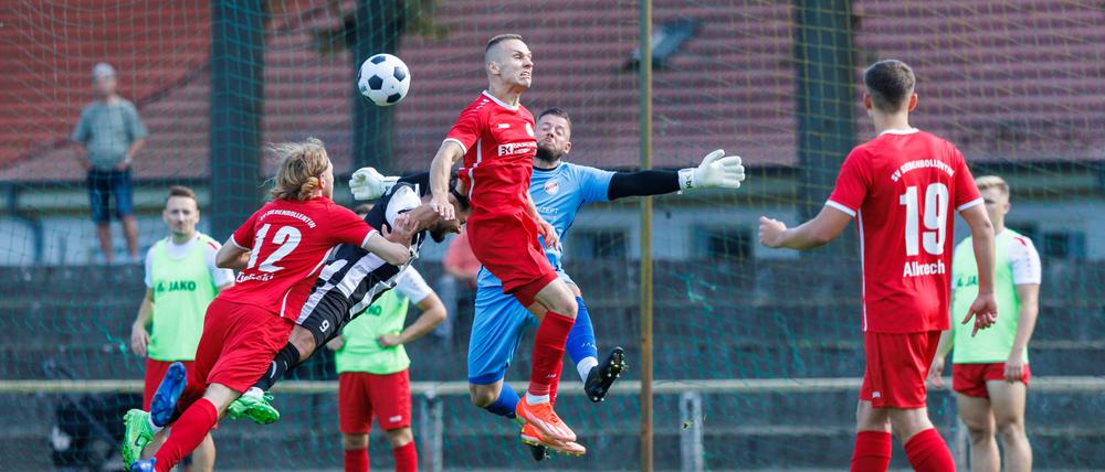 Der SV Siedenbollentin (hier in roten Trikots im Jahr 2024 noch in der Verbandsliga) sorgt in der Nordstaffel der NOFV-Oberliga für Furore.