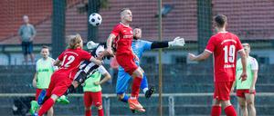 Der SV Siedenbollentin (hier in roten Trikots im Jahr 2024 noch in der Verbandsliga) sorgt in der Nordstaffel der NOFV-Oberliga für Furore.