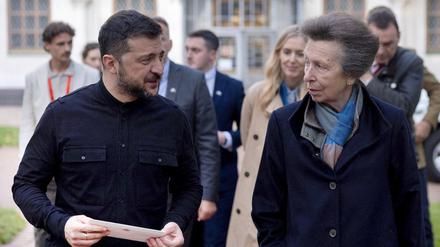 Prinzessin Anne überreichte dem ukrainischen Präsidenten Wolodymyr Selenskyj einen Brief mit Emblem des Königshauses.