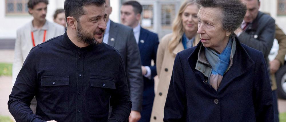 Prinzessin Anne überreichte dem ukrainischen Präsidenten Wolodymyr Selenskyj einen Brief mit Emblem des Königshauses.