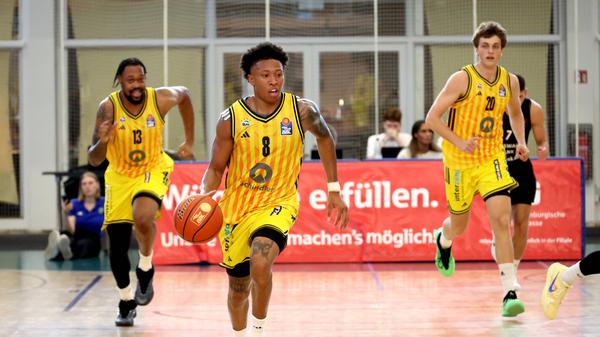 Auf die Plätze, fertig, los! Alba und Boogie Ellis (am Ball) setzen auf hohes Tempo. 