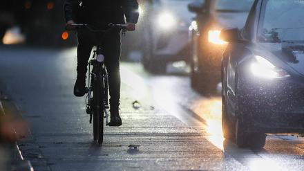 Besonders Radfahrer und Fußgänger sind laut Polizei im Herbst und Winter gefährdet. (Symbolbild)