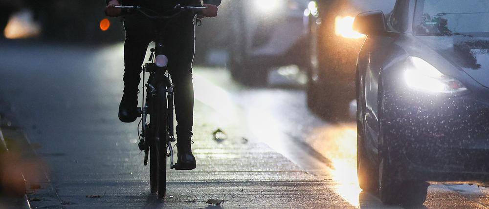 Besonders Radfahrer und Fußgänger sind laut Polizei im Herbst und Winter gefährdet. (Symbolbild)