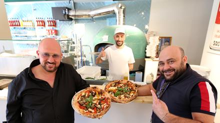 Der Italiener „Napule ‘e“ öffnet eine zweite Filiale im ehemaligen Lindencafé in Babelsberg. Inhaber Antonio Palummo und Giorgio Cuccia (v.r.)