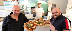 Der Italiener „Napule ‘e“ öffnet eine zweite Filiale im ehemaligen Lindencafé in Babelsberg. Inhaber Antonio Palummo und Giorgio Cuccia (v.r.)