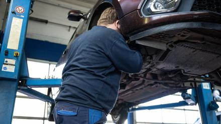 Reparaturen und Wartungen von Autos sind in den vergangenen Jahren deutlich teurer geworden. (Archivbild)