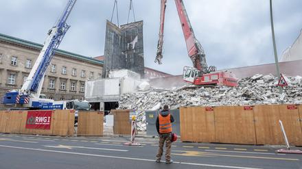 Abriss von Plattenbauten in der Wilhelmstraße.