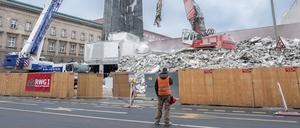 Abriss von Plattenbauten in der Wilhelmstraße.