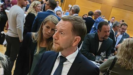 Sachsens Ministerpräsident Michael Kretschmer hört sich beim Sachsendialog in Werdau die Sorgen der Menschen an.
