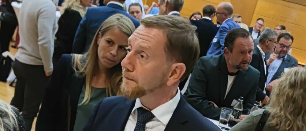 Sachsens Ministerpräsident Michael Kretschmer hört sich beim Sachsendialog in Werdau die Sorgen der Menschen an.