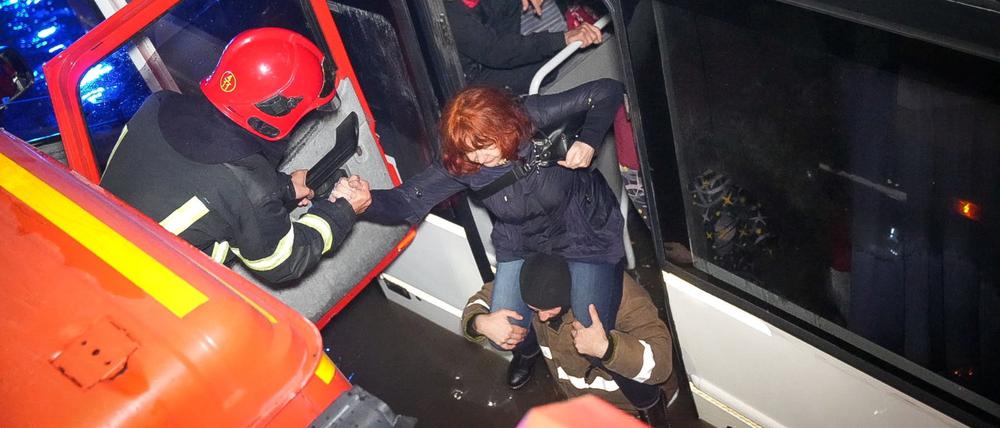 Rettungskräfte evakuieren Buspassagiere auf einer überfluteten Straße nach beispiellosen Regenfällen in Odessa.