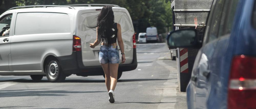 Junge Frauen auf dem Berliner Autostrich in der Kurfürstenstraße. Der bekannteste Straßenstrich deutschlands Junge Frauen auf dem Berliner Autostrich in der Kurfürstenstraße. 