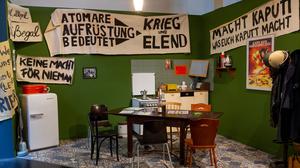 Eine nachgebaute WG-Küche in der Ausstellung „Cold War Games“.