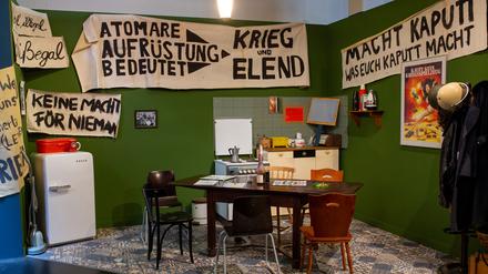 Eine nachgebaute WG-Küche in der Ausstellung „Cold War Games“.