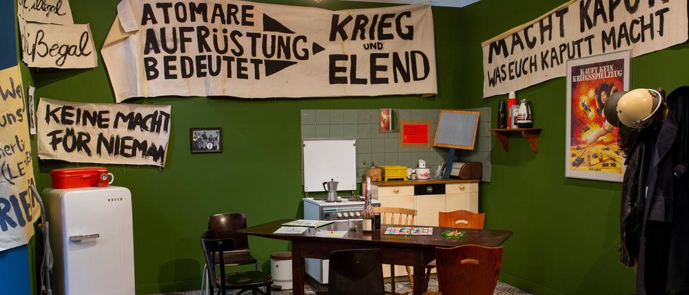 Eine nachgebaute WG-Küche in der Ausstellung „Cold War Games“.