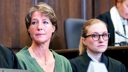 Christina Block sitzt im Landgericht Hamburg im Prozess wegen mutmaßlicher Kindesentführung zwischen ihren Anwälten Ingo Bott (links) und Paula Wlodarek im Gerichtssaal.