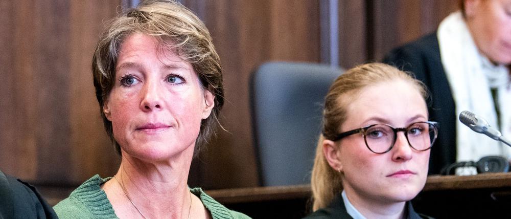 Christina Block sitzt im Landgericht Hamburg im Prozess wegen mutmaßlicher Kindesentführung zwischen ihren Anwälten Ingo Bott (links) und Paula Wlodarek im Gerichtssaal.
