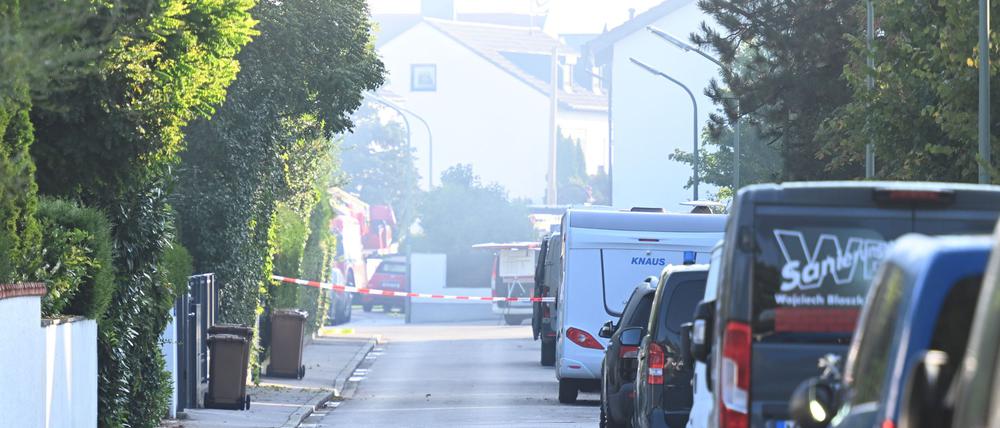 Ein Großbrand und Explosionsgeräusche haben für einen Großeinsatz gesorgt - mit weitreichenden Folgen.