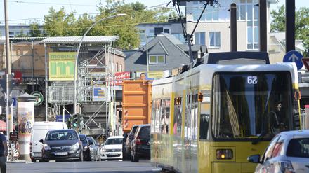 02 . 07 . 2018 , Berlin / Mahlsdorf : Verkehrskonzept Mahlsdorf . Foto : S - Bahnhof Mahlsdorf . Verkehr auf der Hönower Strasse . *** 02 07 2018 Berlin Mahlsdorf Traffic concept Mahlsdorf Photo S Mahlsdorf station Traffic on Hönower Strasse