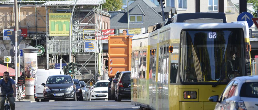 02 . 07 . 2018 , Berlin / Mahlsdorf : Verkehrskonzept Mahlsdorf . Foto : S - Bahnhof Mahlsdorf . Verkehr auf der Hönower Strasse . *** 02 07 2018 Berlin Mahlsdorf Traffic concept Mahlsdorf Photo S Mahlsdorf station Traffic on Hönower Strasse