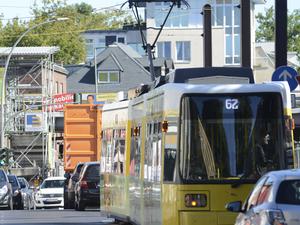 02 . 07 . 2018 , Berlin / Mahlsdorf : Verkehrskonzept Mahlsdorf . Foto : S - Bahnhof Mahlsdorf . Verkehr auf der Hönower Strasse . *** 02 07 2018 Berlin Mahlsdorf Traffic concept Mahlsdorf Photo S Mahlsdorf station Traffic on Hönower Strasse