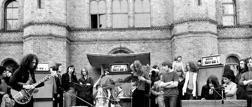 Ton Steine Scherben bei einem Konzert vor dem Bethanien-Krankenhaus.