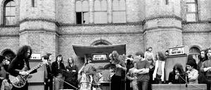 Ton Steine Scherben bei einem Konzert vor dem Bethanien-Krankenhaus.