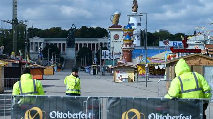 Das Oktoberfest auf der Münchner Theresienwiese musste am Mittwoch bis 17.30 Uhr geschlossen bleiben. 