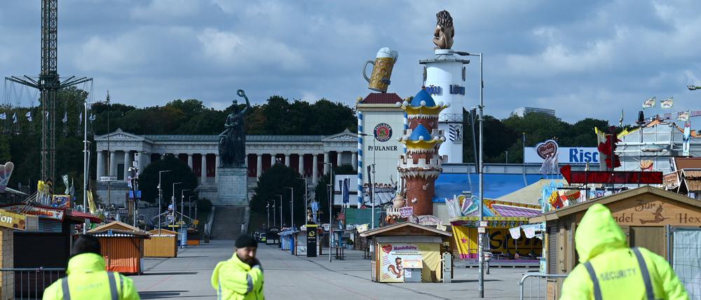 Das Oktoberfest auf der Münchner Theresienwiese musste am Mittwoch bis 17.30 Uhr geschlossen bleiben. 