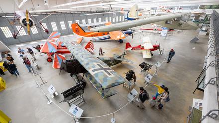 Das aus den Beständen des Deutschen Museums stammende niederländische Fokker-Jagdflugzeug wurde früher in Schleißheim ausgestellt, hier im Vordergrund. (Archivbild)