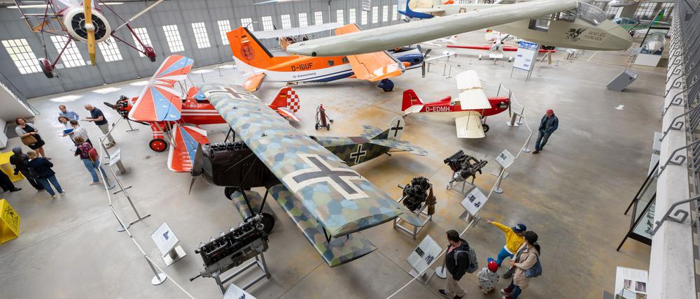 Das aus den Beständen des Deutschen Museums stammende niederländische Fokker-Jagdflugzeug wurde früher in Schleißheim ausgestellt, hier im Vordergrund. (Archivbild)