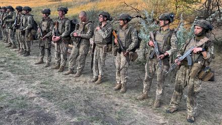 Sie haben sich freiwillig zur Verteidigung ihrer Heimat gemeldet: Junge ukrainische Rekruten auf einem Übungsgelände unweit der Front.