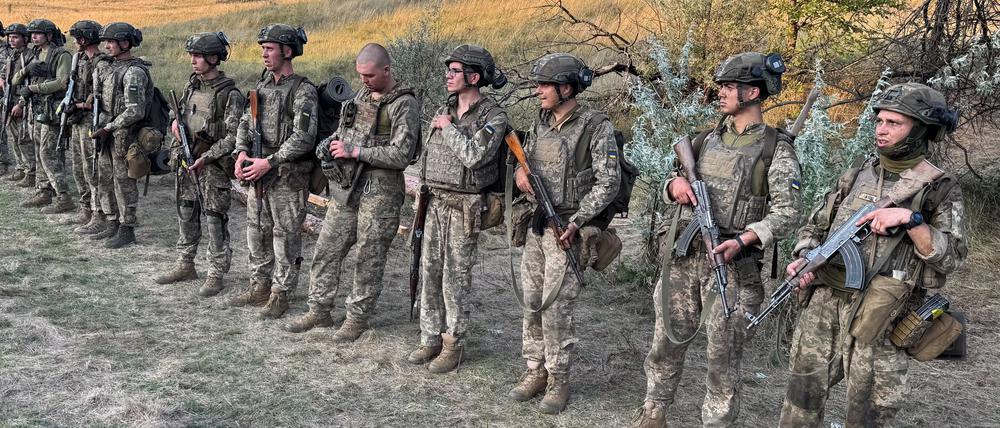 Sie haben sich freiwillig zur Verteidigung ihrer Heimat gemeldet: Junge ukrainische Rekruten auf einem Übungsgelände unweit der Front.